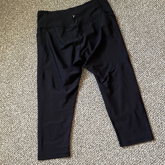 Women’s Black Power Soft Capri Leggings - Picture 5 of 6